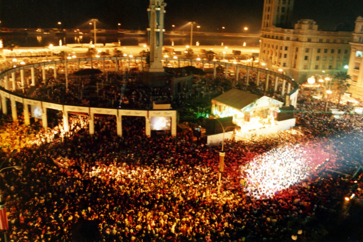 Impresionante fotografía del escenario y alrededores durante la actuación de Celia Cruz y la Sonora Matancera en Santa Cruz de Tenerife, record Guinness en 1987. También actuaron la Billo´s Caracas Boys y las orquestas canarias Maracaibo y Guayaba. (Foto: Pablo Afonso)