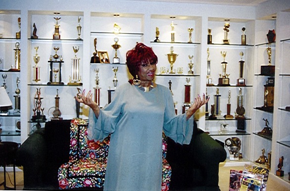 Celia posa n su domicilio junto a numerosas premios y distinciones. (Foto: Félix Lam)