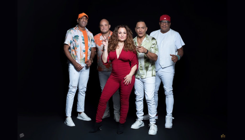Los cuatro cantantes actuales de Los Van Van junto al director Samuel Formell, hijo del fundador de la mítica banda cubana.