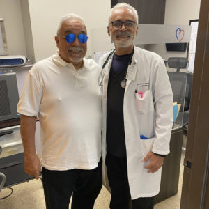 Willie Colón y el doctor Almonte tras el episodio de subida arterial que afortunadamente pudo ser controlado. Tal y como escribió en redes sociales el músico, gracias a los médicos pudo presentarse horas después en el Coca-Cola Music Hall.