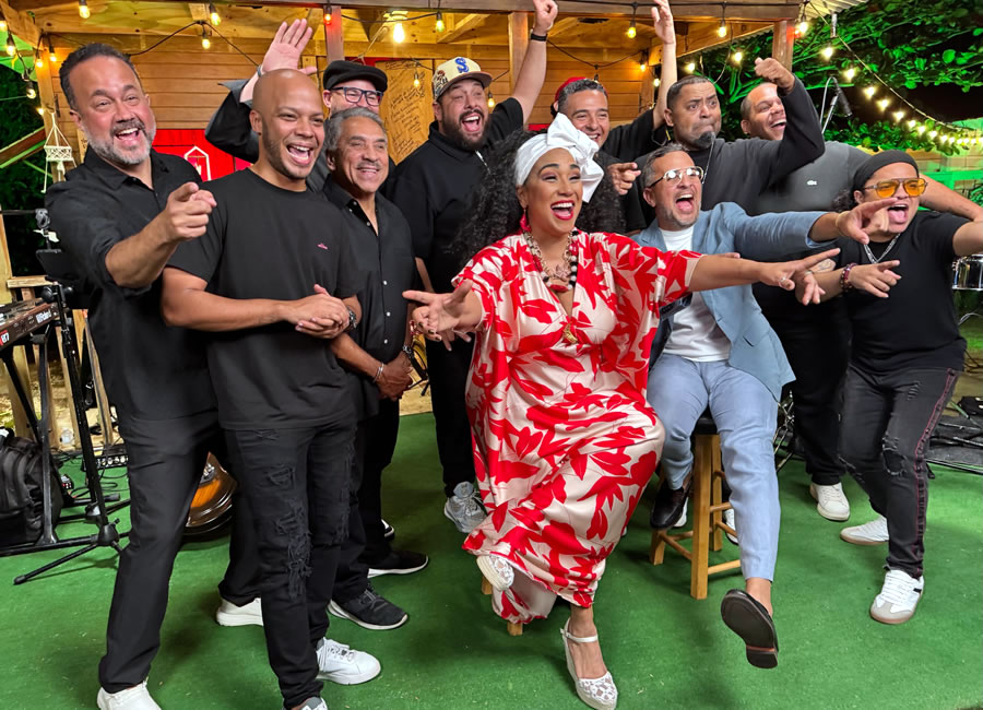 Aymee Nuviola en Sesiones Des de La Loma, junto a la banda y Norbeto Vélez.