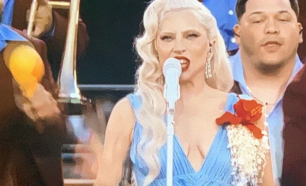 Lady Gaga cantó un tema en inglés con arreglo salsero.