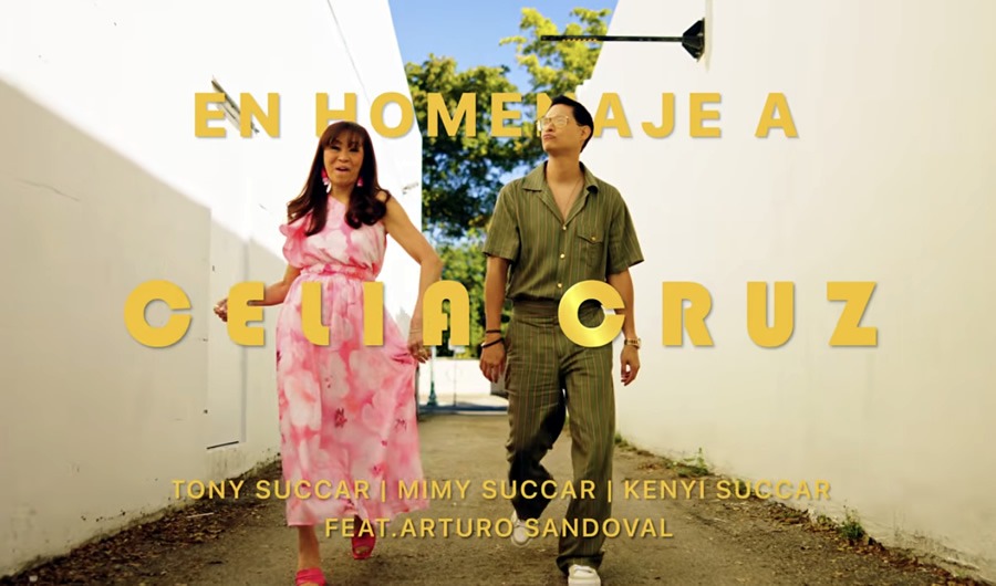 Tony Succar y su familia rinden honenaje a Celia Cruz.