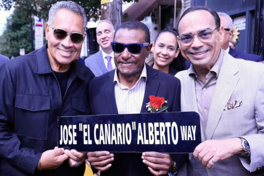 Union City dedica una calle a José Alberto “El Canario” "El Canario", junto a Tito Nieves y Glberto Santa Rosa, durante el acto en Union City.